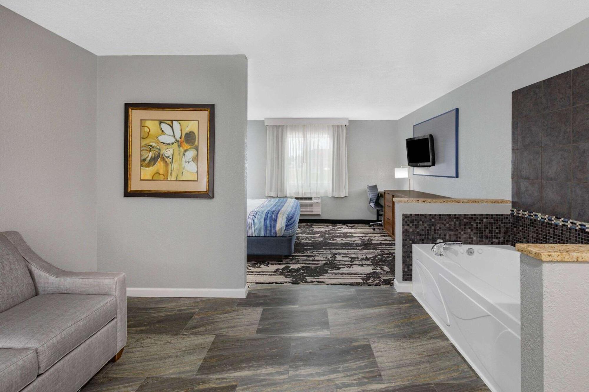 Americinn By Wyndham Pella Exterior photo